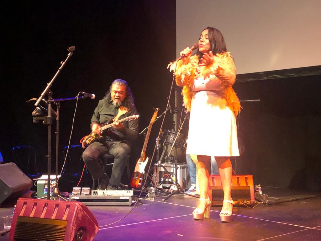 Suzanna Mangar zingt met band