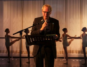 Pieter van Scherpenberg leidt voorstelling in     